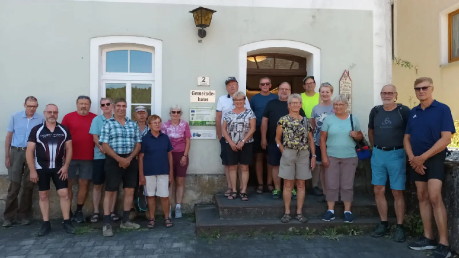 Die Radfahrer vor dem Johann Flierl Museum in Fürnried. (Bild: Hermann Dehling)