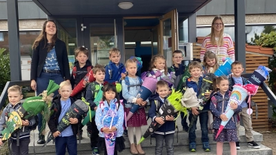 Der erste Schultag für vierzehn ABC-Schützen mit Klassenlehrerin Maria Steinwagner (re.) und stellvertretender Schulleiterin Maria Neubauer (li.) (Bild: Josef Glas)
