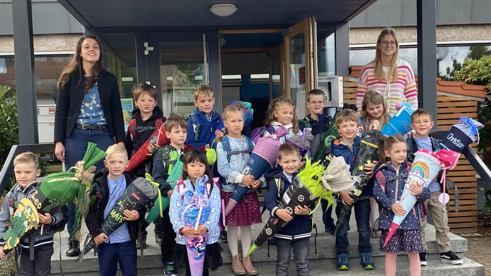 Der erste Schultag für vierzehn ABC-Schützen mit Klassenlehrerin Maria Steinwagner (re.) und stellvertretender Schulleiterin Maria Neubauer (li.) (Bild: Josef Glas)