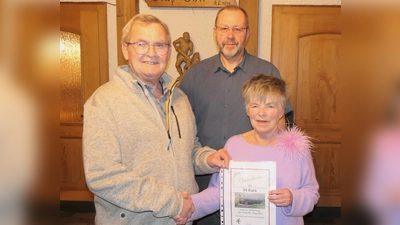 v.l. 1.Vorstand Richard Sperber und 2.Vorstand Armin Kraus, gratulierten Angelika Staudte zum 70. Geburtstag (Bild: Armin Kraus)