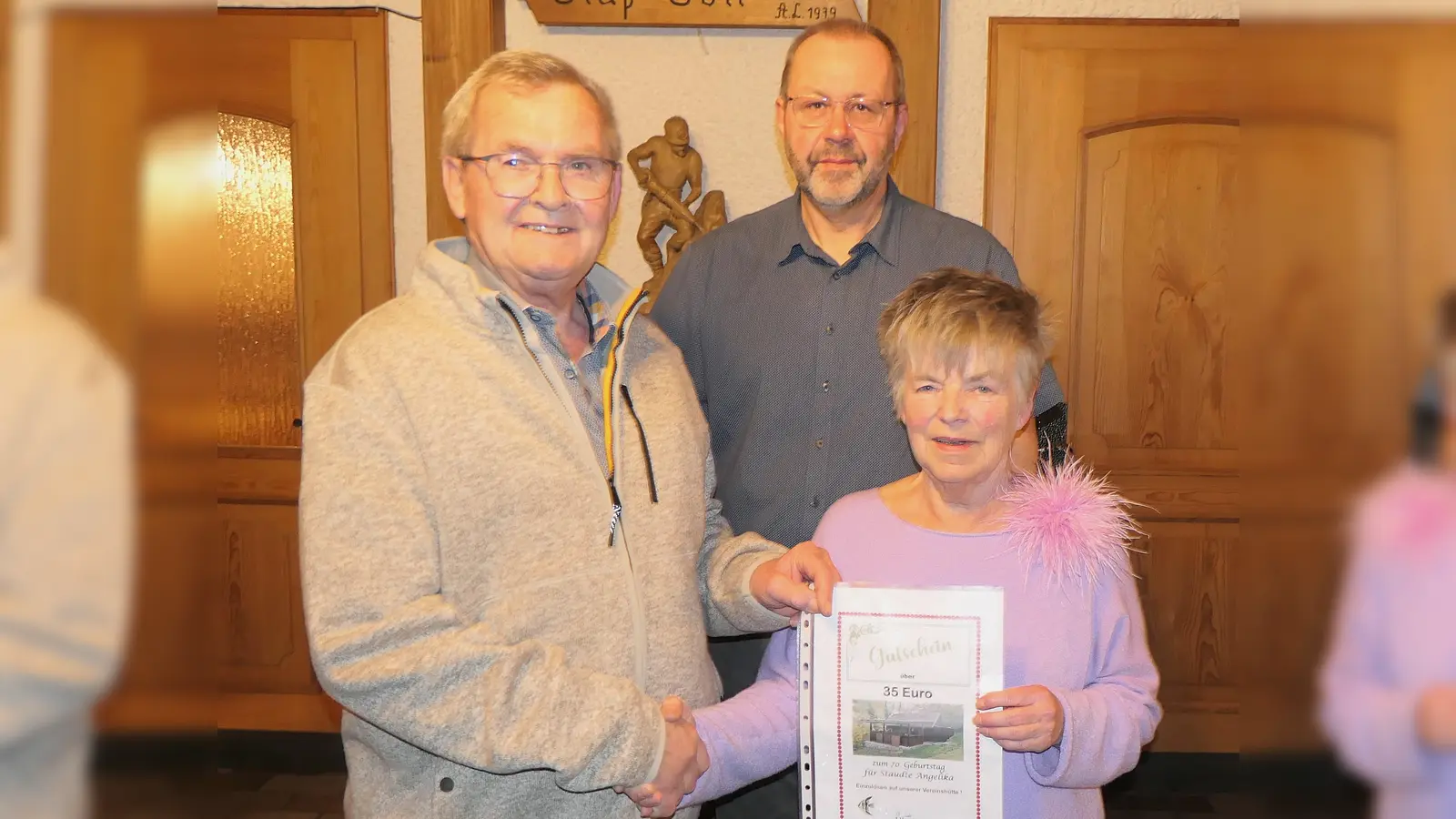 v.l. 1.Vorstand Richard Sperber und 2.Vorstand Armin Kraus, gratulierten Angelika Staudte zum 70. Geburtstag (Bild: Armin Kraus)
