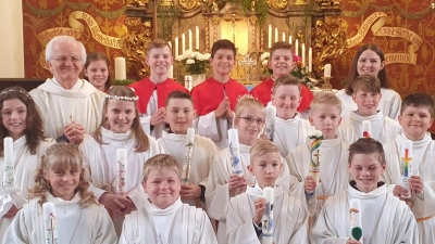 Stadtpfarrer Josef Häring und die Ministranten freuen sich mit den Kommunionkindern aus Störnstein. (Bild: mas)