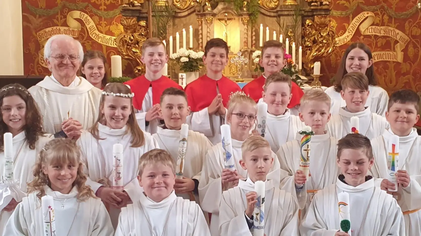 Stadtpfarrer Josef Häring und die Ministranten freuen sich mit den Kommunionkindern aus Störnstein. (Bild: mas)