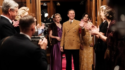  „Führer und Verführer“, der 20. Charity Movie, behandelt den Aufstieg des Nazi-Propagandachefs. Die Szene zeigt Magda Goebbels (Franziska Weisz), Joseph Goebbels (Robert Stadlober) und Lida Baarova (Katia Fellin) bei einer Filmpremiere.  (Bild: Stephan Pick/ Zeitsprung, SWR, Wild Bunch)