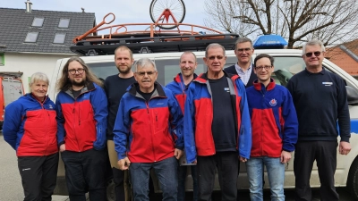 Als Bereitschaftsleiter wurde Dieter Güll (4.von rechts) wiedergewählt. Sein Stellvertreter ist Stefan Rosnizek (2.von links).  (Bild: Dieter Güll)
