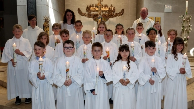 Zweites Kommunionfest der 20 Kommunionkinder in der Pfarrgemeinde Kümmersbruck mit Gemeindereferentin Elisabeth Harlander, Katechistin Daniela Settele und Pfarrer Wolfgang Bauer v.l.n.r. (Bild: Gerhard Donhauser)
