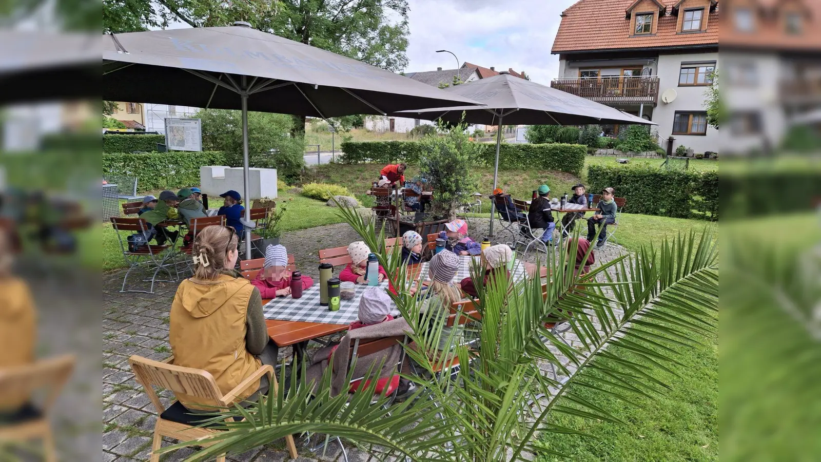 Waldkindergarten WurzelZWERGE wandert zur Pizzeria in Brand. (Bild: Franziska Reindl)