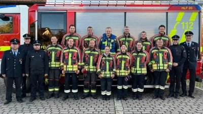 1.Reihe v.l.: Martin Plößl, KBI Armin Daubenmerkl, F-KBM Alexander Zeitler, Markus Solfrank, Markus Strobl, Daniel Gietl, Leah Schwarz (FF Hiltersdorf), Amelie Hahn, Katharina Biehler (FF Pursruck), Martin Solfrank, KBM Dominik Ernst, Kommandant Peter Meßmann. 2. Reihe v.l.: Christoph Walter, Fabian Lenk, Franz Bauer, Manuel Schorner, Jonas Weiß (FF Immenstetten), Thomas Bischof. (Bild: Tobias Kraus)