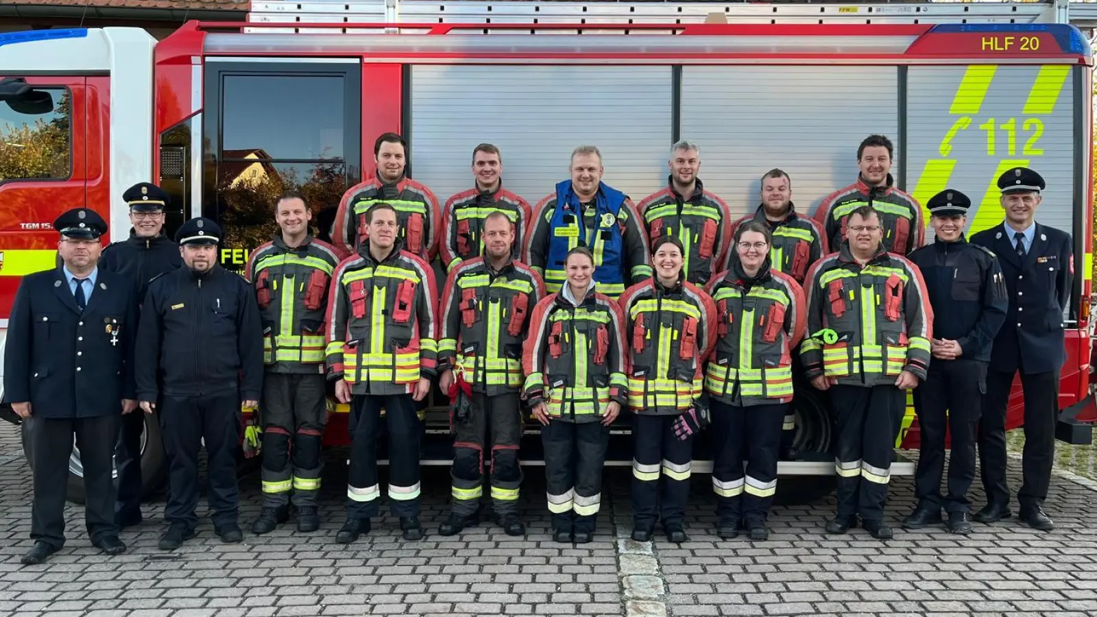 1.Reihe v.l.: Martin Plößl, KBI Armin Daubenmerkl, F-KBM Alexander Zeitler, Markus Solfrank, Markus Strobl, Daniel Gietl, Leah Schwarz (FF Hiltersdorf), Amelie Hahn, Katharina Biehler (FF Pursruck), Martin Solfrank, KBM Dominik Ernst, Kommandant Peter Meßmann. 2. Reihe v.l.: Christoph Walter, Fabian Lenk, Franz Bauer, Manuel Schorner, Jonas Weiß (FF Immenstetten), Thomas Bischof. (Bild: Tobias Kraus)