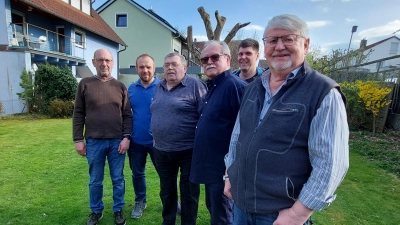 Nach 3 Jahrzehnten aktiver Mitgliedschaft wurde Ernst Strobel (3. von links) aus der Vorstandschaft der Tischgesellschaft Edelweiß Rosenberg verabschiedet. (Bild: Gertraud Zeitzmann)