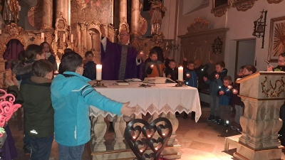 Jedes Kind hatte ein kleines Licht bekommen und gemeinsam wurde das Lied „Tragt in die Welt nun ein Licht“ gesungen<br> (Bild: Michaela Müller)