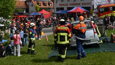 Schauübung mit der Gemeindejugendfeuerwehr. (Bild: Lena Wiesnet)