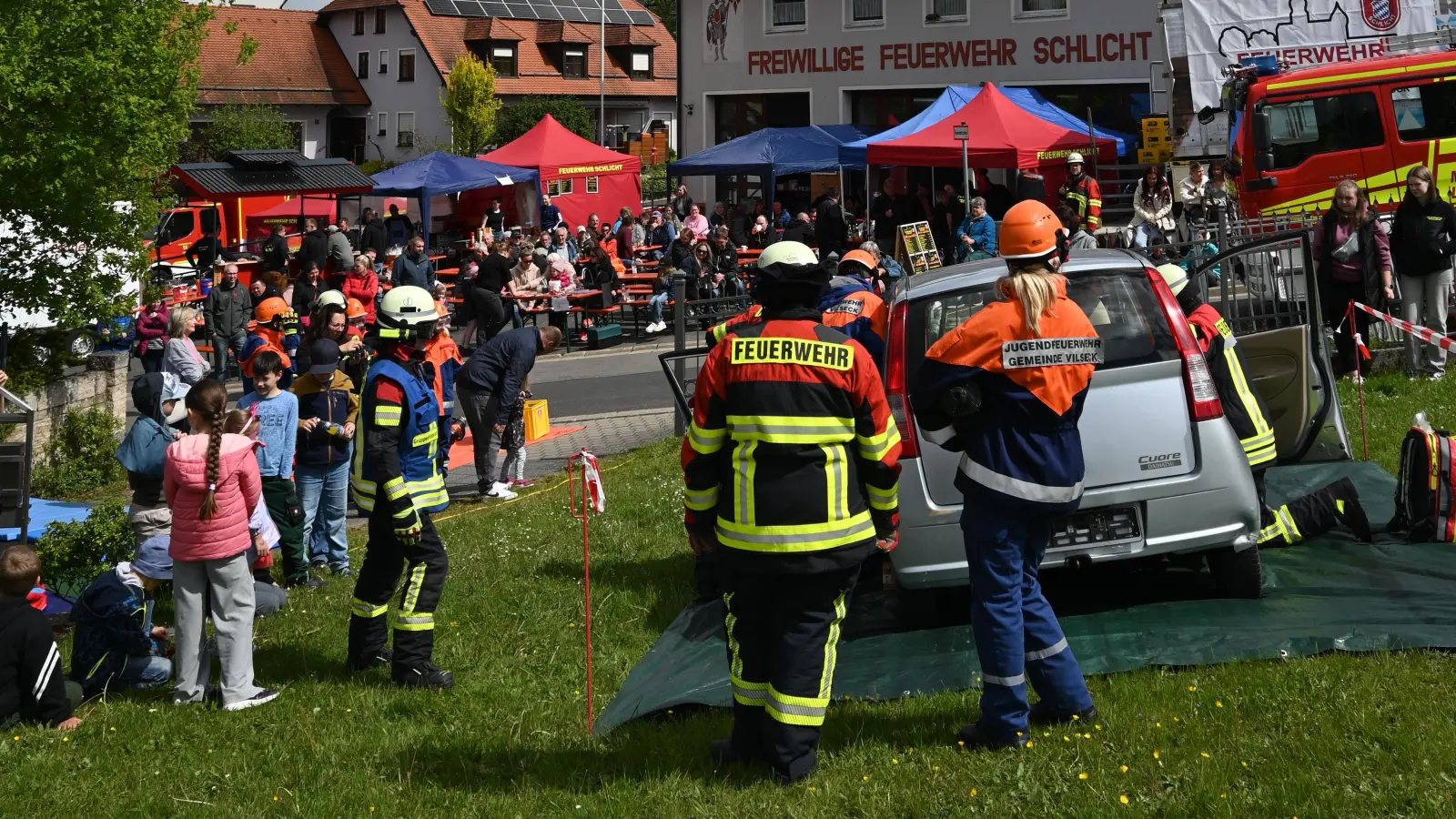 Schauübung mit der Gemeindejugendfeuerwehr. (Bild: Lena Wiesnet)