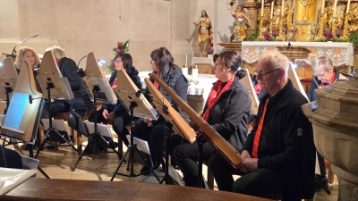 Für die musikalische Gestaltung sorgte die Veeh-Harfen-Gruppe unter der Leitung von Isabella Buchwald.  (Bild: Josef Söllner)