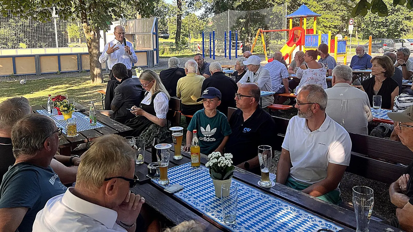 Bürgermeister Ernst Lenk begrüßte Staatsminister Albert Füracker zum Sommergespräch des CSU-Ortsverbands Schirmitz. Gemeinsam besichtigten sie die Sportanlagen der SpVgg, ehe Füracker mit den Bürgerinnen und Bürgern über aktuelle politische Themen diskutierte. (Bild: Reinhard Kreuzer)