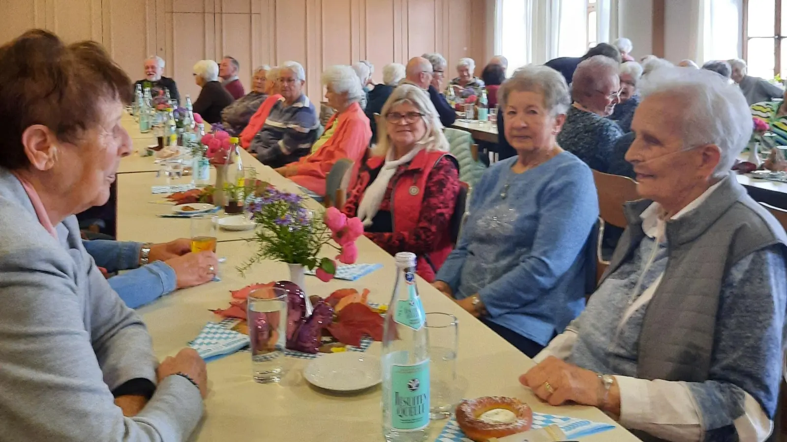 Viel gesungen und gelacht wurde beim Oktoberfest der Pressather Senioren  (Bild: Martina Mielke)