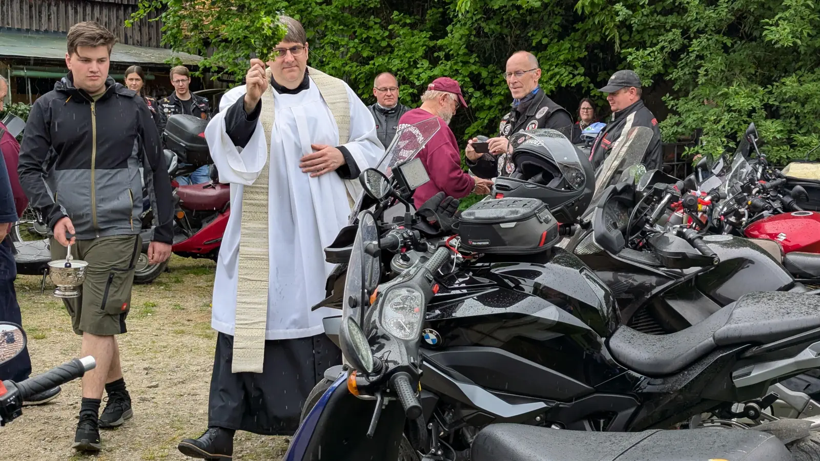 Pfarrer Oliver Pollinger segnete die Fahrzeuge der Anwesenden in Altendorf.  (Bild: Kristin Winderl)