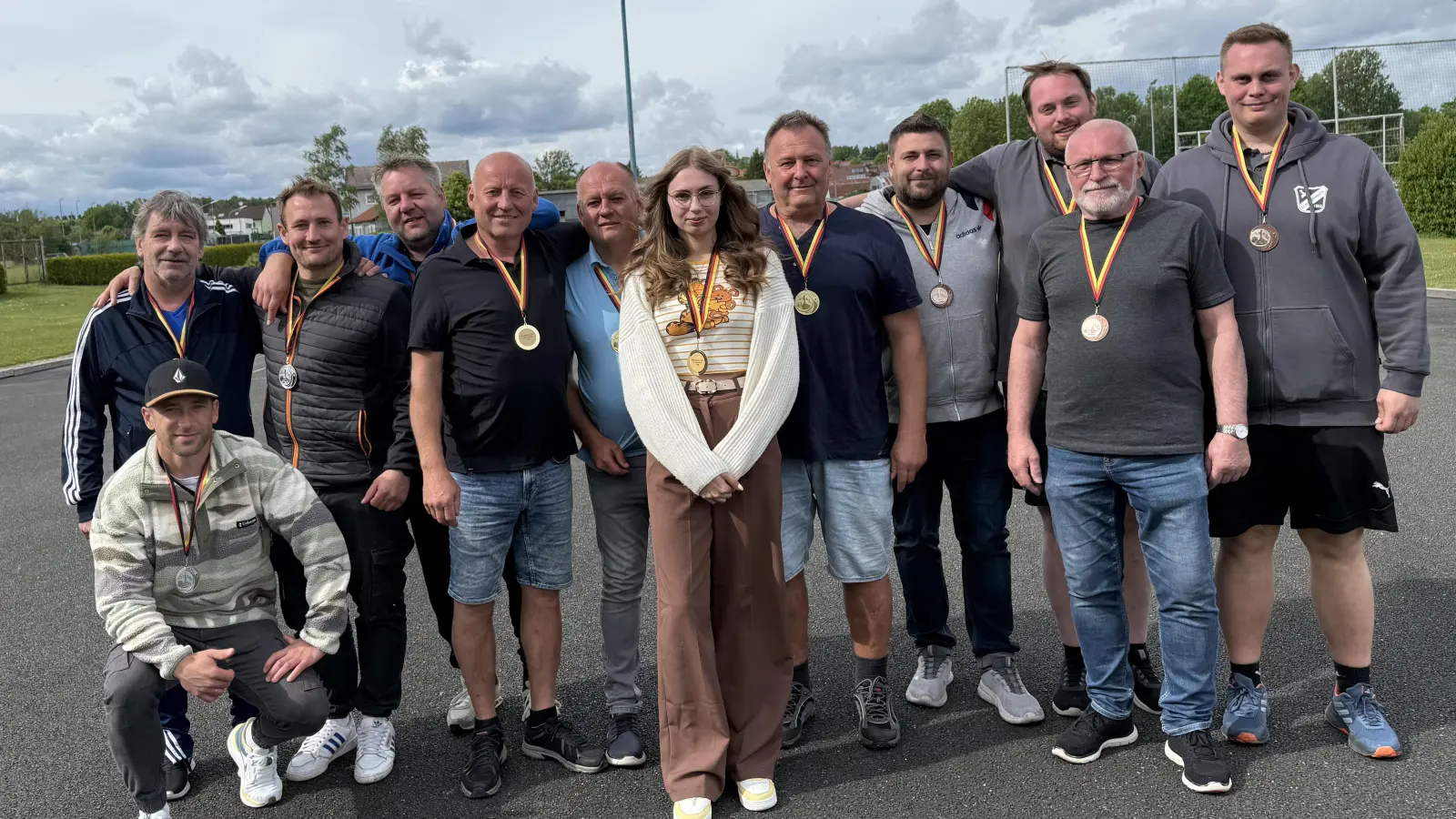 Die Gewinner des Eisstockturniers des EC Konnersreuth (von links): „Radfahrer“, „Schmidmoa“ und „Seitenstecher“. (Bild: Holger Schmidt)
