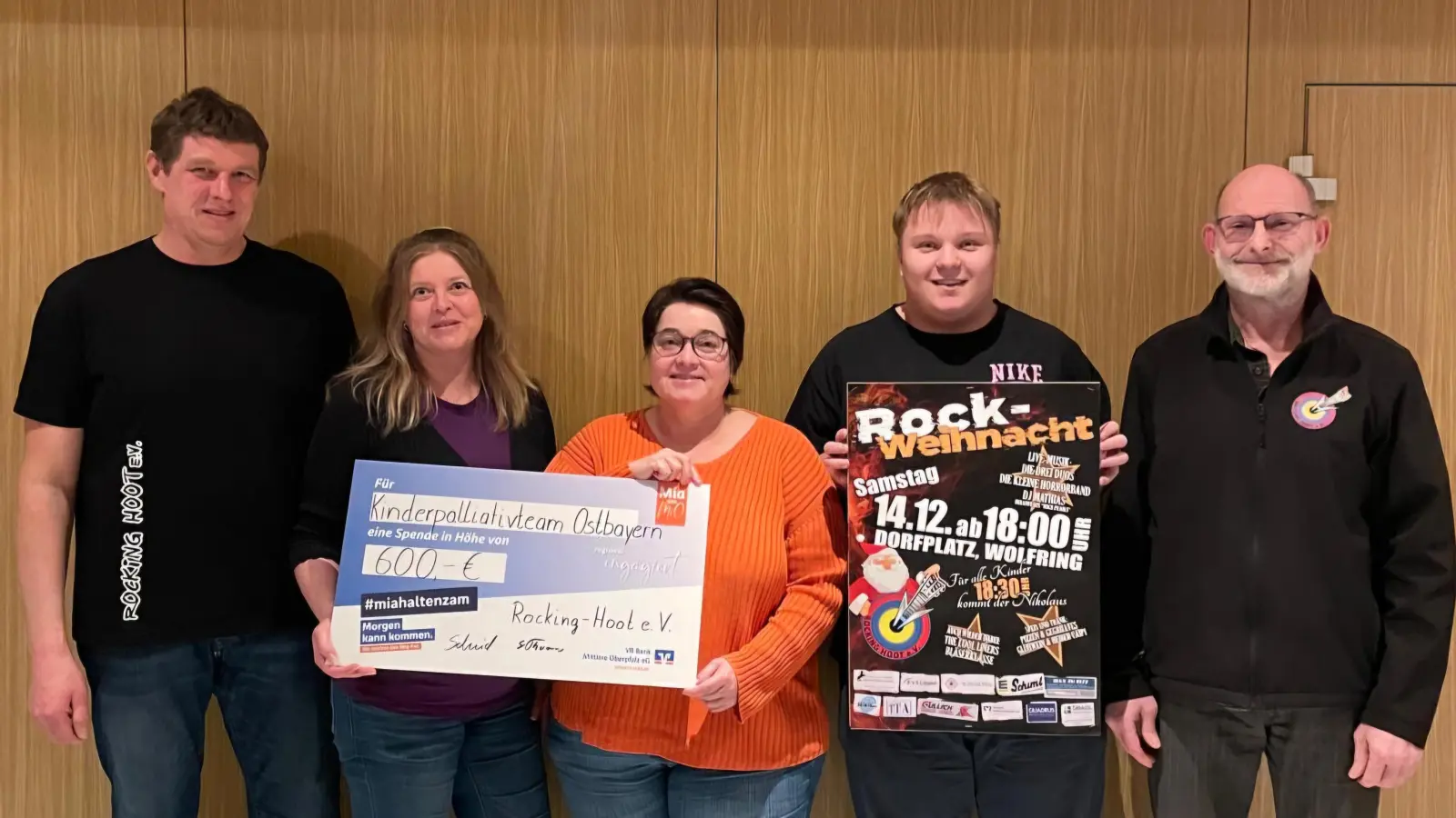 v.l. Konrad Fuchs, Rocking Hoot e.V.; Simone Schmid, 1. Vorsitzende Rocking Hoot e.V. ; Jana Fickel vom Kinderpalliativteam; Luis Ziegler, Schriftführer Rocking Hoot e.V; 2. Vorsitzender Thomas Graf. (Bild: Lisa Weigert)