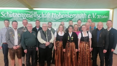 Die Neu- bzw. Wiedergewählten Vorstands- und Ausschussmitglieder mit von links dritten Bürgermeister Achim Kuchenbecker, ersten Schützenmeister Johannes Wenkmann und von rechts ersten Bürgermeister Albert Geitner. (Bild: Hermann Schmidt)