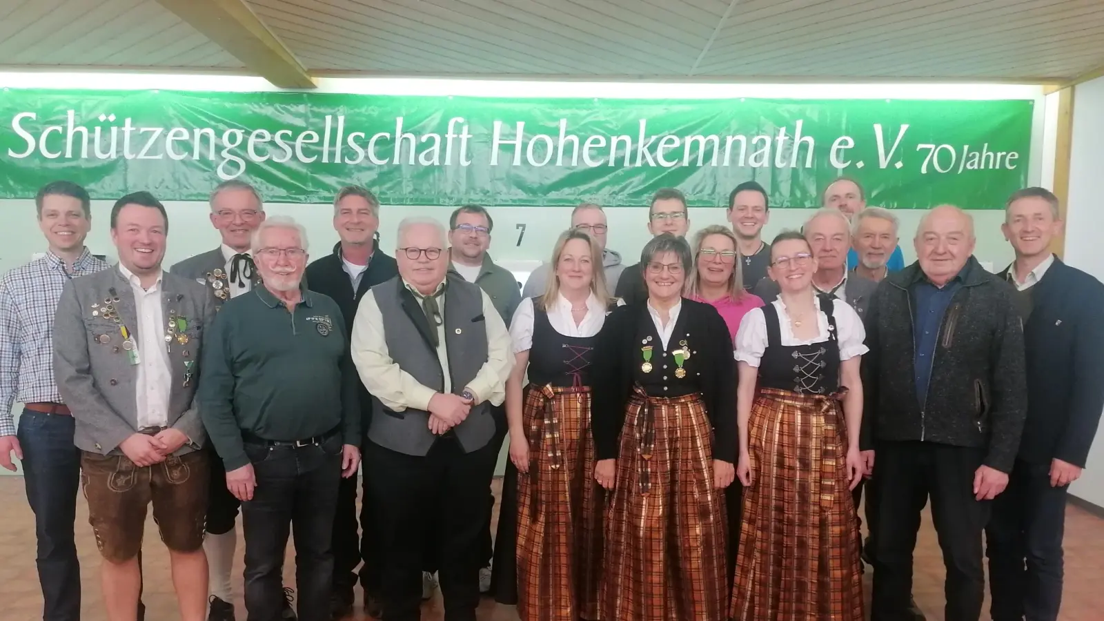 Die Neu- bzw. Wiedergewählten Vorstands- und Ausschussmitglieder mit von links dritten Bürgermeister Achim Kuchenbecker, ersten Schützenmeister Johannes Wenkmann und von rechts ersten Bürgermeister Albert Geitner. (Bild: Hermann Schmidt)