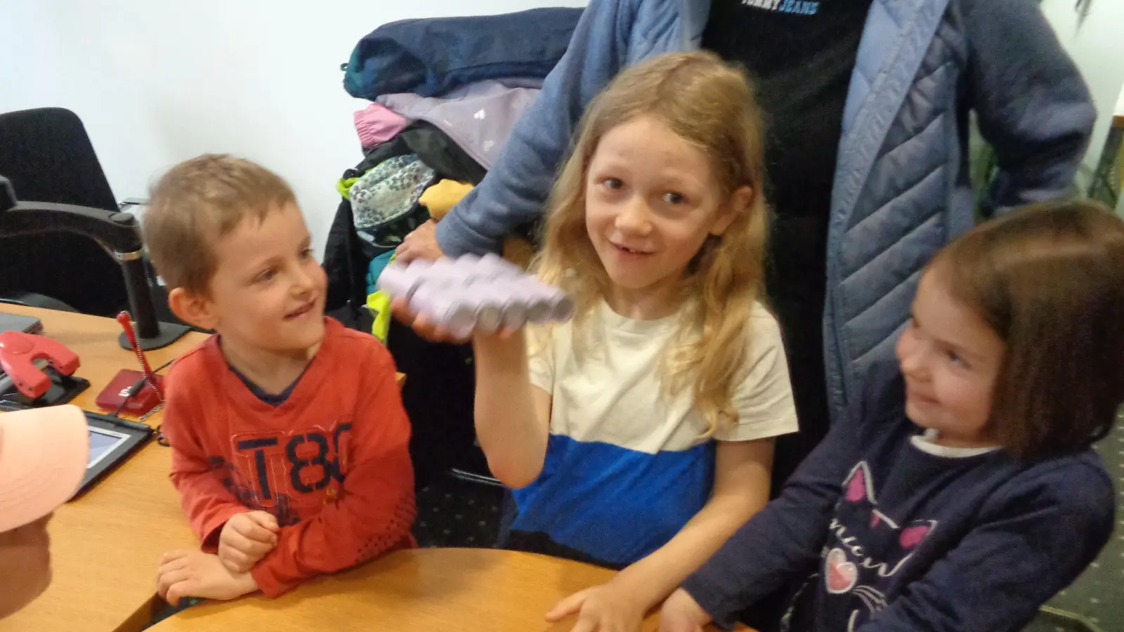 Die Vorschulkinder erkunden Geldscheine und Münzen. (Bild: Ina Zaspel)