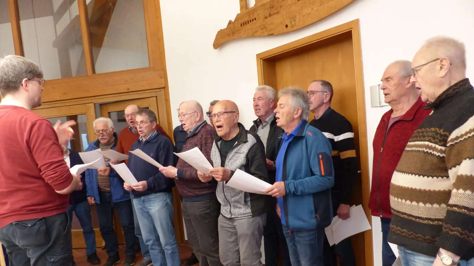 : Mit Gesang eröffnete der Männergesangverein „Liederkranz“ seine Jahreshauptversammlung in der Sängerstube unter der Leitung von Dirigent Holger Scheufler. (Bild: Sieglinde Schärtl)