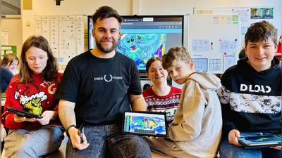 Gemeinsam mit Lehrerin Anna Buchberger (3.v.l) und den Schülern der Klasse 9b der Rupert-Egenberger-Schule testete Thiemo Donhauser (2.v.l.) von der LMU München die innovative Web-App „Arteater“. (Bild: Mariella Kramer)