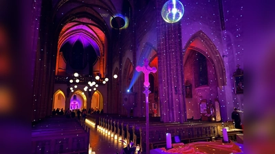 „Gottes Wort ist wie Licht in der Nacht” - bildlich umgesetzt bei der „Nacht der offenen Kirche” in Nabburg (Bild: Raphael Haubelt)