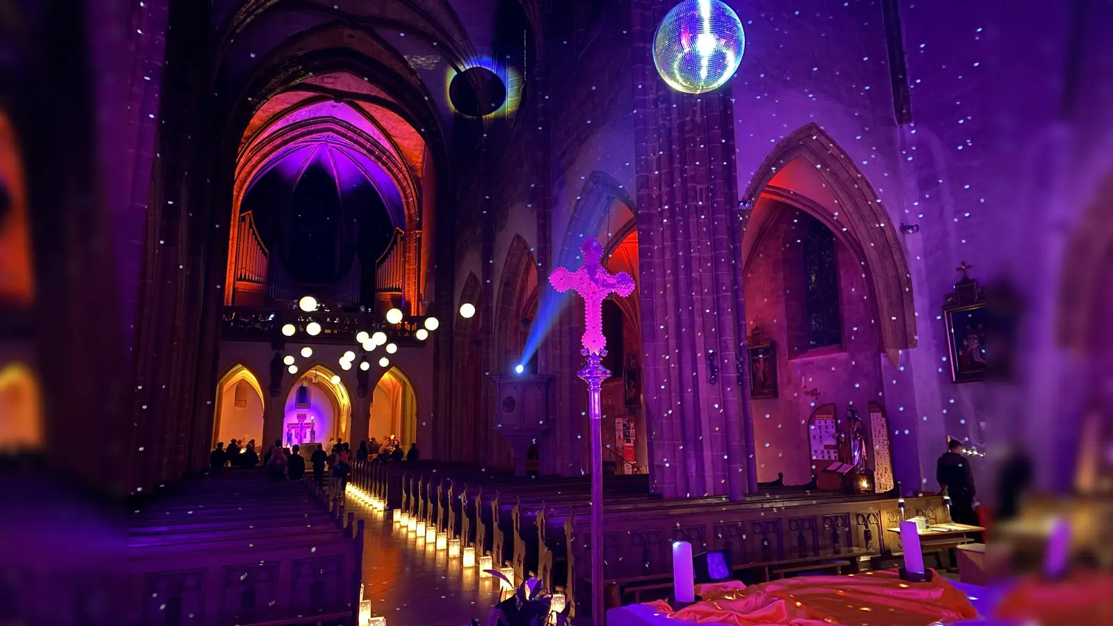 „Gottes Wort ist wie Licht in der Nacht” - bildlich umgesetzt bei der „Nacht der offenen Kirche” in Nabburg (Bild: Raphael Haubelt)