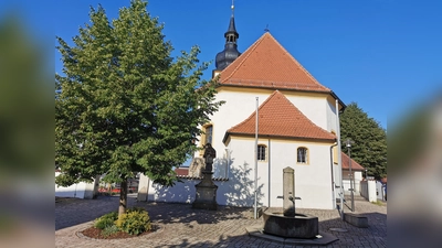 Blick auf die Pfarrkirche St. Jakobus, darin und nebenan finden die festlichen Tage statt. (Bild: Herbert Ziegler)