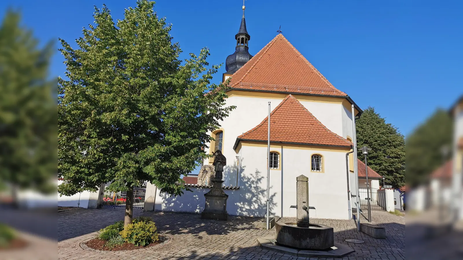 Blick auf die Pfarrkirche St. Jakobus, darin und nebenan finden die festlichen Tage statt. (Bild: Herbert Ziegler)