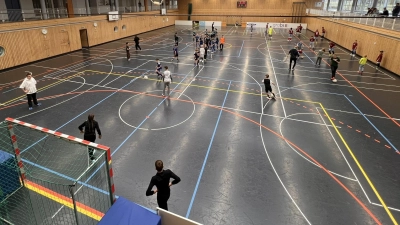 Vor Turnierbeginn wärmen sich die Ministrantenmannschaften auf.  (Bild: Noah Schott )