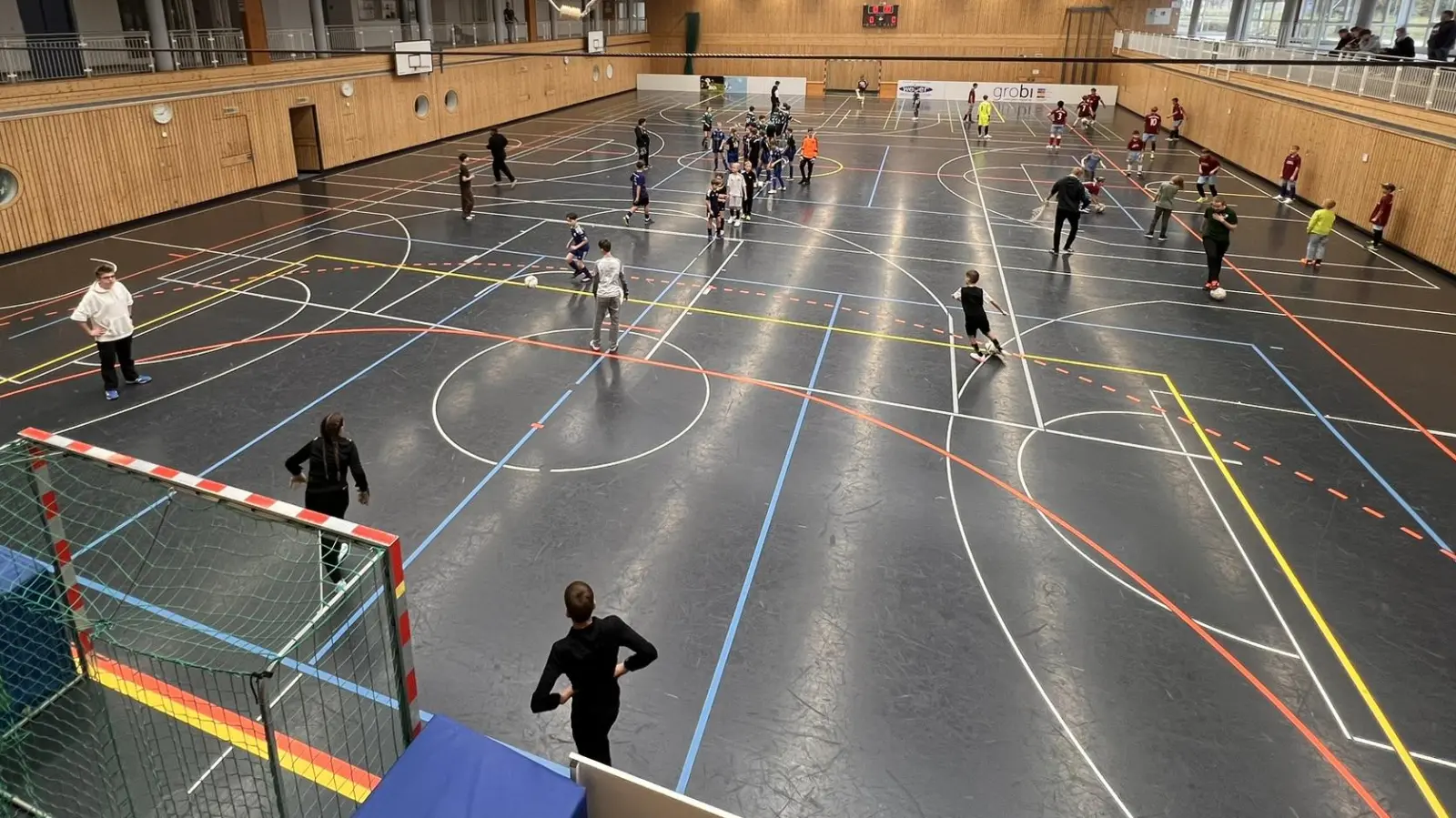 Vor Turnierbeginn wärmen sich die Ministrantenmannschaften auf.  (Bild: Noah Schott )