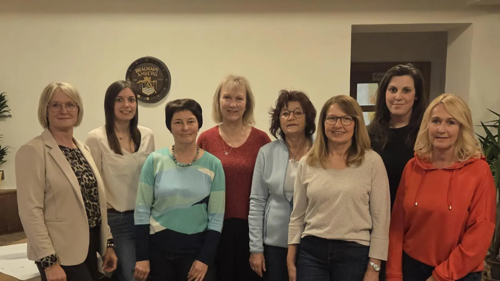von links nach rechts: Jana Kontny, Kathrin Maderer, Margit Götz, Bürgermeisterin Brigitte Bachmann-Mühlinghaus, Annita Utz, Petra Danhauser, Katja Braun, Sandra Weiß, abwesend: Nicole Herrmann und Gerda Stollner  (Bild: Elmar Halk )