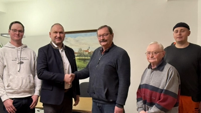 Philipp Würdinger (rechts) ist der neue Fedgeschworene in Mantel. Der neue Obmann ist Hans Hartwiig (Mitte) sein Stellvertreter Melchner (links) Bürgermeister Richard Kammerer (2. v. links) bedankte sich für die Übernahme der Ehrenämter. (Bild: Nicole Marksteiner)