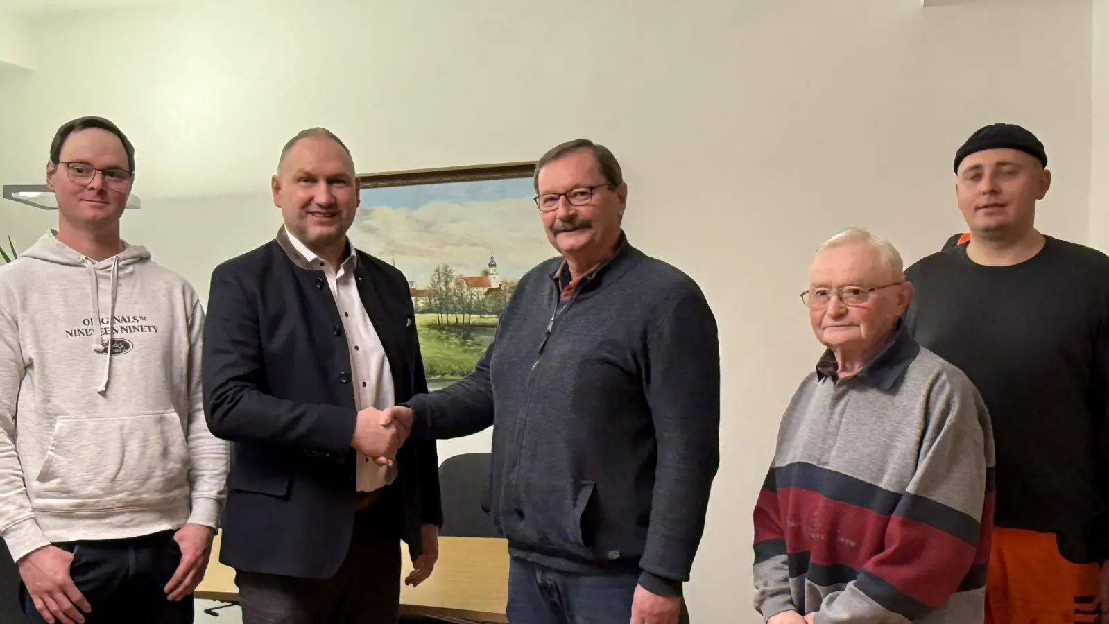 Philipp Würdinger (rechts) ist der neue Fedgeschworene in Mantel. Der neue Obmann ist Hans Hartwiig (Mitte) sein Stellvertreter Melchner (links) Bürgermeister Richard Kammerer (2. v. links) bedankte sich für die Übernahme der Ehrenämter. (Bild: Nicole Marksteiner)