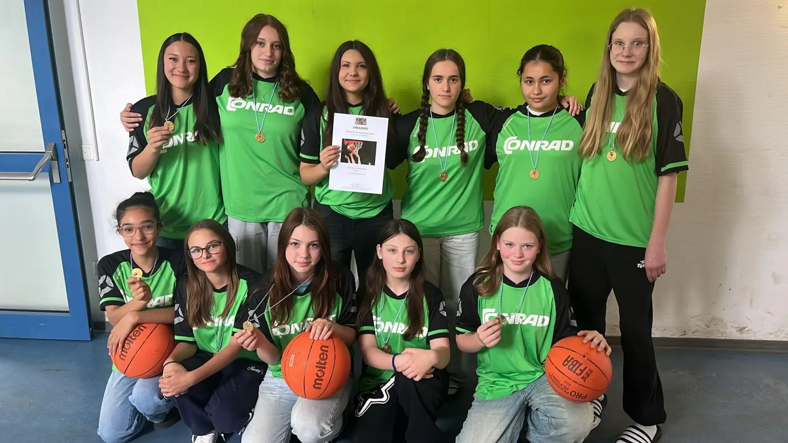 „So sehen Sieger aus”: mit Stolz zeigten die Schülerinnen aus dem Dreifaltigkeits-Viertel ihre Goldmedaille samt Urkunde in die Kamera (Bild: Thomas Gebele )