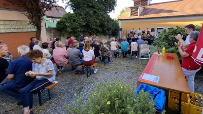 Der SPD-Ortsverein hatte sich musikalisch mit dem „Weizen-Trio” und mit flüssiger und kulinarischer Kost bestens auf den Besuch vorbereitete. (Bild: Karl Ziegler)