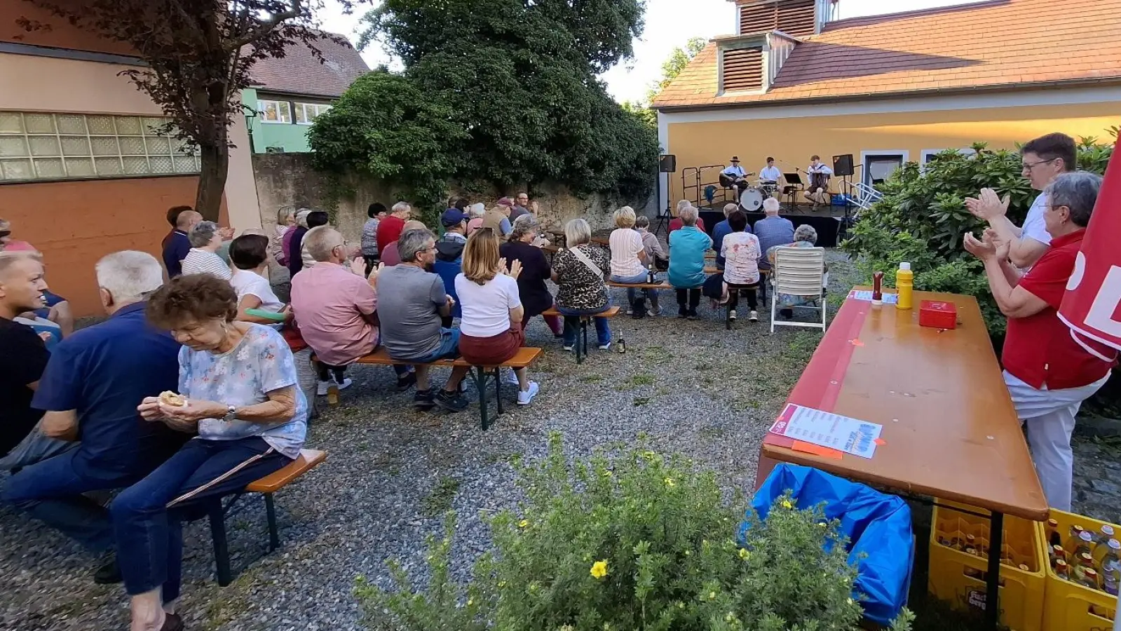 Der SPD-Ortsverein hatte sich musikalisch mit dem „Weizen-Trio” und mit flüssiger und kulinarischer Kost bestens auf den Besuch vorbereitete. (Bild: Karl Ziegler)