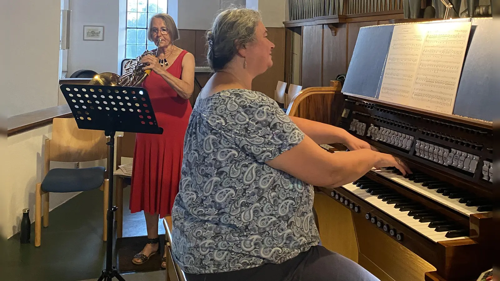Das Bild zeigt die beiden Akteurinnen Uschi Nückel (Waldhorn) und Brunhild Narnhammer (Orgel) (Bild: Michael Koch)