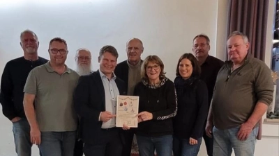 von links: Heinrich Vierling, Raimund Riehl, Wolfgang Gleißner, Dr. Benjamin Zeitler, Lothar Höher, Irmi Höher, Stefanie Salavs, Günther Hoch (Bild: Stephan Gollwitzer)