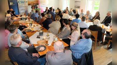 Auf großes Interesse stieß das Sommergespräch der Eschenbacher CSU in der Freizeitanlage Rußweiher. Als „Staatsgast” begrüßte CSU-Ortsvorsitzende Sabine Schultes Florian Herrmann, Leiter der Bayerischen Staatskanzlei.  (Bild: Robert Dotzauer)