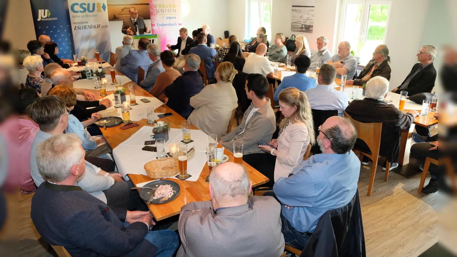 Auf großes Interesse stieß das Sommergespräch der Eschenbacher CSU in der Freizeitanlage Rußweiher. Als „Staatsgast” begrüßte CSU-Ortsvorsitzende Sabine Schultes Florian Herrmann, Leiter der Bayerischen Staatskanzlei.  (Bild: Robert Dotzauer)