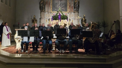 Zum Abschluss sangen alle mitwirkenden und Gäste „Oh du Fröhliche”. Vorne die Bierbanklmusi, rechts die Hutzamusi und im Hintergrund der Gesangsverein Schönhaid. (Bild: Franziska Lang)