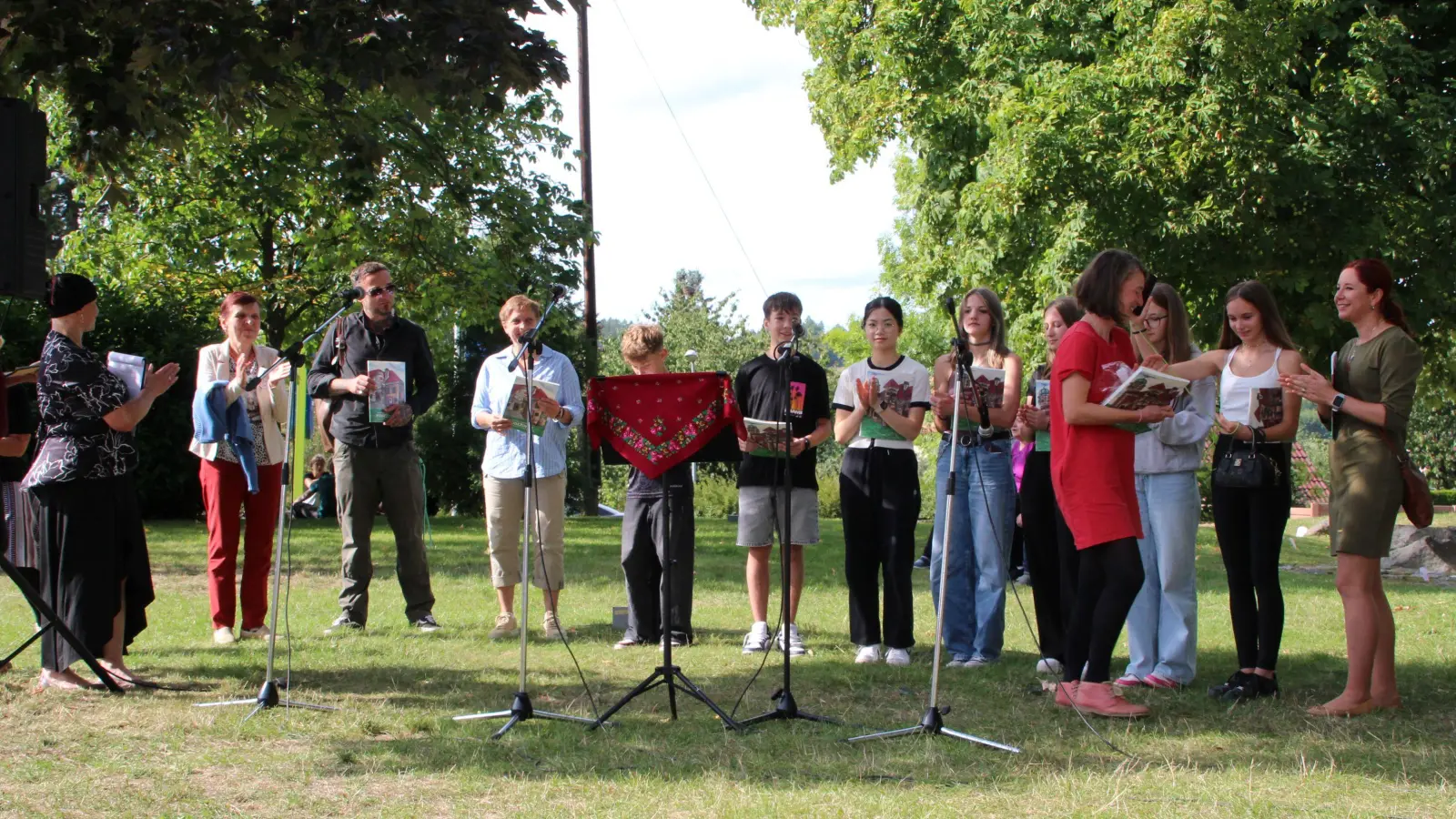 Die Jugendlichen erhalten von Kamila Juzlova ihre Werke (Bild: Karl Reitmeier)