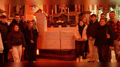 Das Bild zeigt die Jugendlichen mit der von ihnen erbauten, symbolischen Kirche. (Bild: Rita Gleißner)