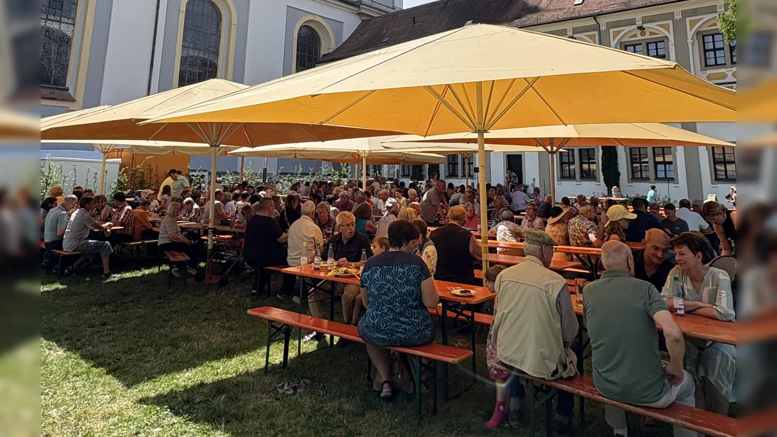 Der Pfarrgarten war bis auf den letzten Platz gefüllt beim reichhaltiges Angebot zum Mittagessen, vom Schweinebraten über Schnitzel und Grillkäse bis hin zum Gegrilltem (Bild: Markus Scharnagl)