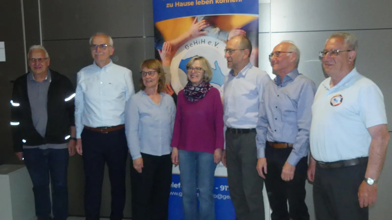 Diese bewährte Mannschaft mit Vorsitzendem Karl Lorenz (3. von rechts) lenkt weiterhin die Geschicke der Gemeinschaft (Bild: Walther Hermann)