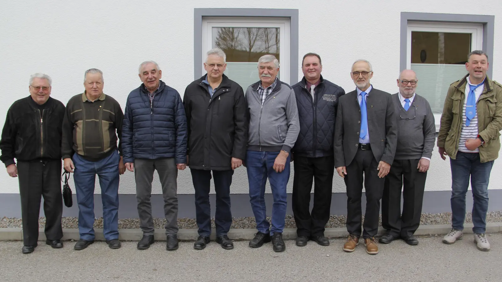 Ihre Treue zur Marianischen Männerkongregation wurde mit der MMC-Ehrennadel gewürdigt. Mit im Bild Ruhestandspfarrer Max Stigler (links), Obmann Markus Zeitler (MMC Pertolzhofen, rechts) und Obmann Joseph Salomon (MMC Niedermurach, Dritter von rechts). (Bild: Josef Böhm)